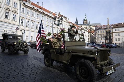 konvoj svobody|Konvoj historických vozidel v Praze připomněl konec。